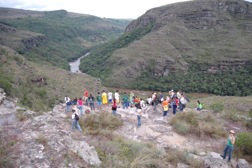 The way of the aborted rift: field work of 'Paleontology' undergrad course, Guartel&aacute; State Park, Paran&aacute; (2007)