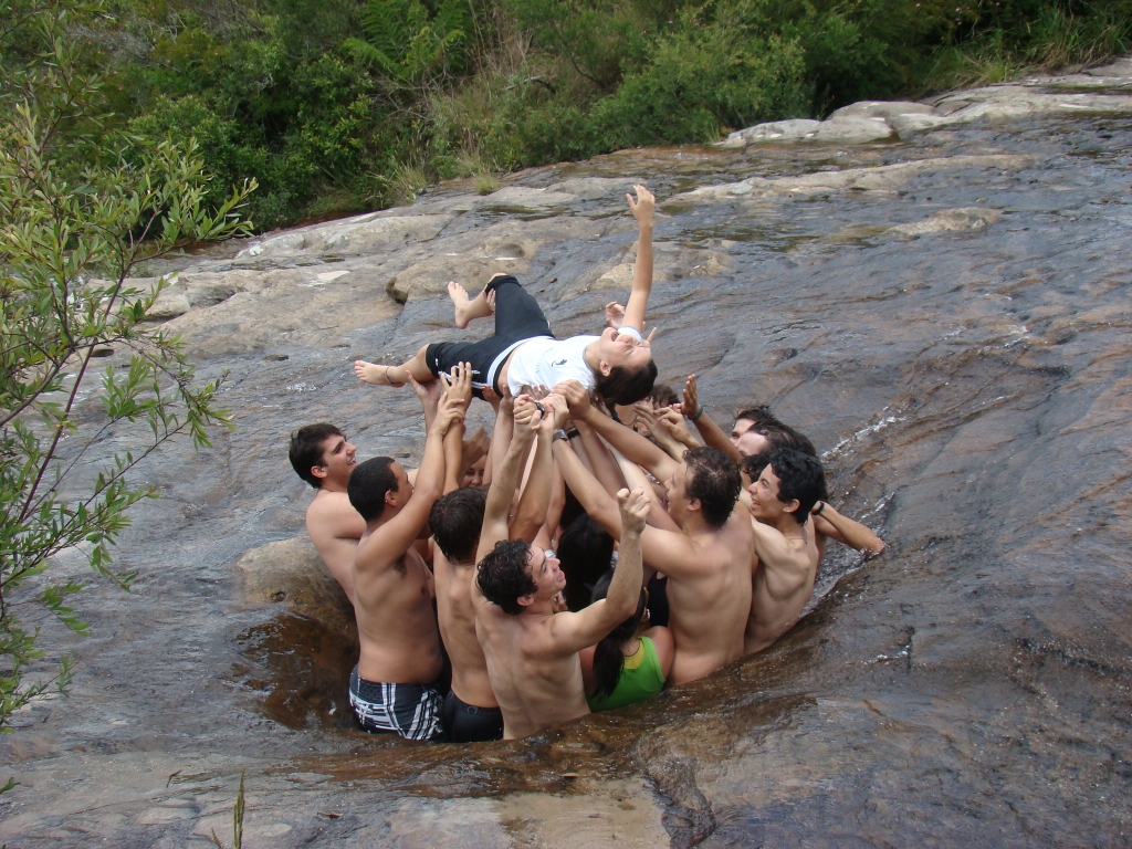 Having fun at the hole: field work of 'Paleontology' undergrad course, Guartel&aacute; State Park, Paran&aacute; (2007)